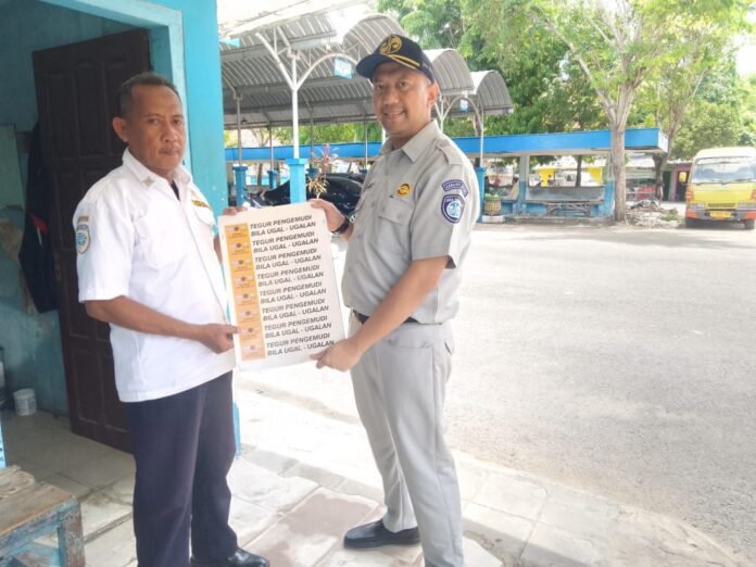 Pemasangan Sticker Keselamatan di Terminal Lawangan Daya Pamekasan Pemasangan Sticker Keselamatan di Terminal Lawangan Daya Pamekasan