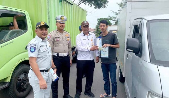 dengan Beri Souvenirdengan Beri Souvenir