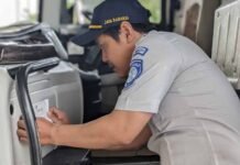 di Bus Angkutan Umum