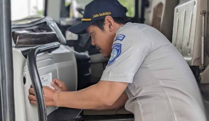 di Bus Angkutan Umum di Bus Angkutan Umum