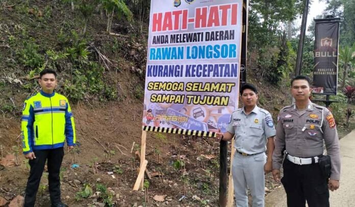 di Jalan Lintas Barat Tanjakan Giham Lunik Lampung Barat di Jalan Lintas Barat Tanjakan Giham Lunik Lampung Barat
