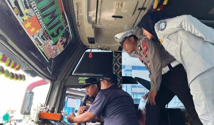 Pemasangan Stiker Reflktif Pemasangan Stiker Reflktif