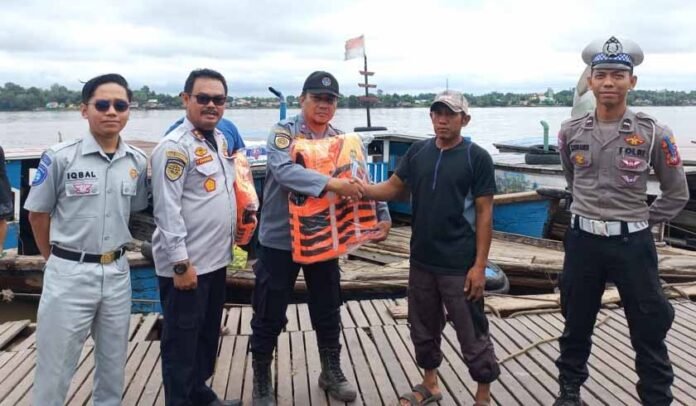 Di Dermaga Kapuas Madya Kab Sekadau