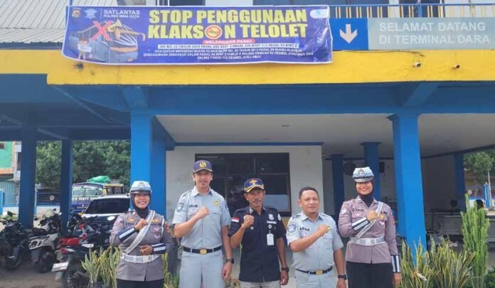 Melalui Pemasangan Spanduk Melalui Pemasangan Spanduk