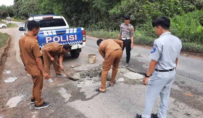 Penambalan Jalan Berlubang