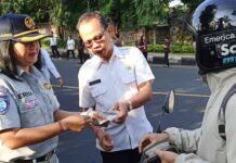 di Patung Tugu Tiga Sukasada