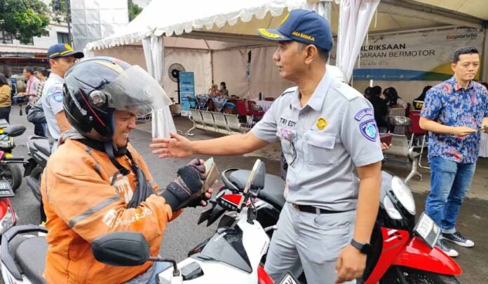 di Samsat Cimahi Bersama Mitra Kerja Terkait di Samsat Cimahi Bersama Mitra Kerja Terkait