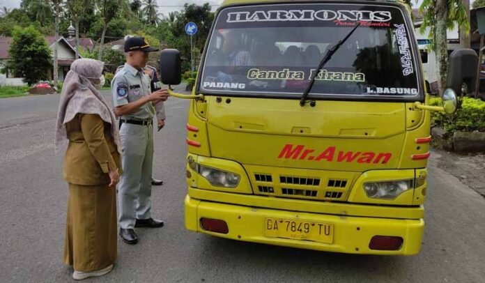 di Simpang Tembok Kecamatan Lubuk Basung di Simpang Tembok Kecamatan Lubuk Basung