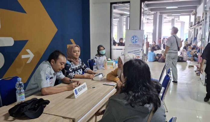 di Terminal Tirtonadi Surakarta