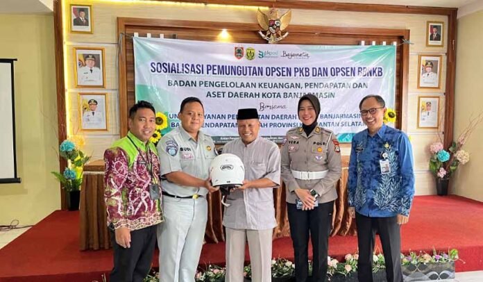 Warga Bayar Pajak Kendaraan Warga Bayar Pajak Kendaraan