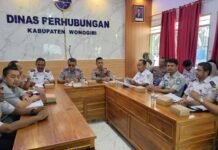 di Perlintasan Kereta