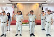 Mengikuti Upacara Secara Daring