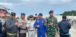 di Dermaga Teluk Suak