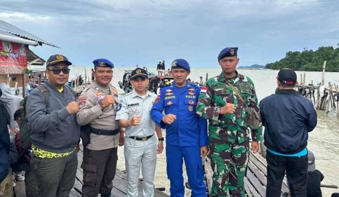 di Dermaga Teluk Suak di Dermaga Teluk Suak