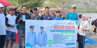 di Pantai Amahami Bima