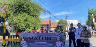 di Perlintasan Rel Sukoharjo