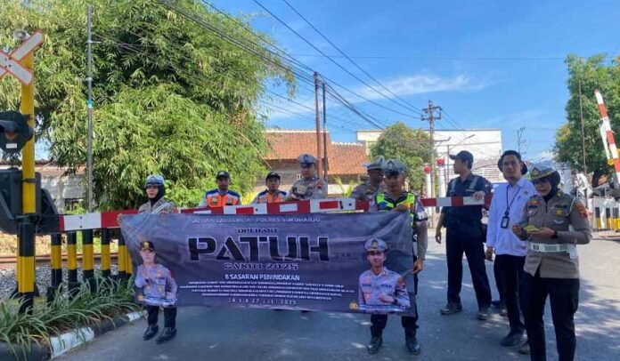 di Perlintasan Rel Sukoharjo