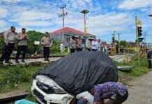 Tertemper Kereta Api di Padang