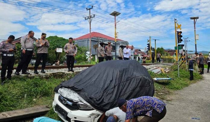Tertemper Kereta Api di Padang