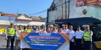 di Alun-alun Kabupaten Demak