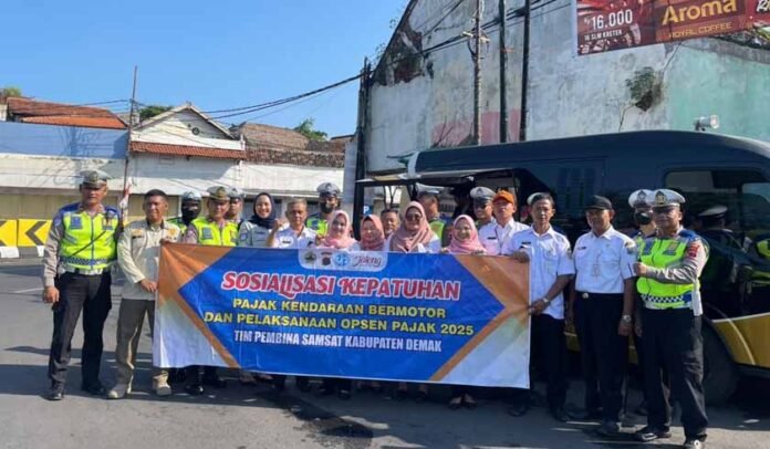 di Alun-alun Kabupaten Demak