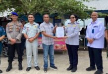 di Dermaga Teluk Suak–Pulau Lemukutan