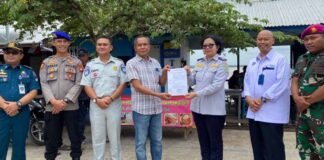di Dermaga Teluk Suak–Pulau Lemukutan