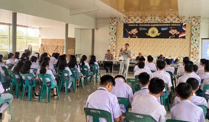 di SMAS Dr. Wahidin Sudirohusodo Medan di SMAS Dr. Wahidin Sudirohusodo Medan