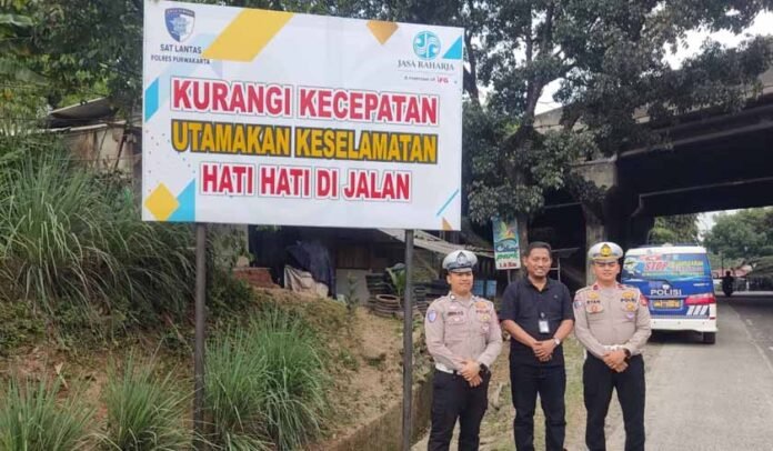 Melalui Pemasangan Himbauan di Sukatani Melalui Pemasangan Himbauan di Sukatani