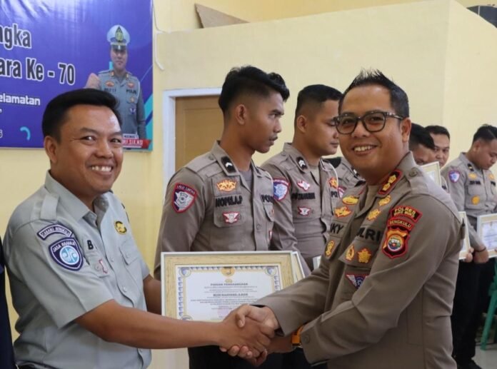 Penghargaan dari Kapolres Penghargaan dari Kapolres