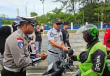 Jasa Raharja Kepri Beri Souvenir untuk Wajib Pajak di Razia Gabungan Batam di Razia Gabungan Batam