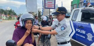 Melalui Pembagian Helm