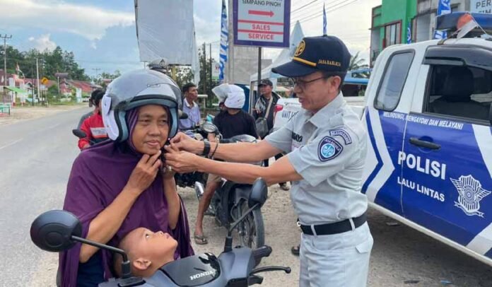 Melalui Pembagian Helm Melalui Pembagian Helm