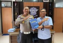Tingkatkan Sinergitas Antar Mitra Strategis, Kepala Wilayah Jasa Raharja NTB Serahkan Buku Action Plan SWDKLLJ ke Dirlantas Polda NTB jasa raharja NTB