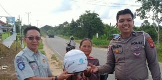 Pembagian Helm Berstandar SNI Kepada Pengguna Jalan
