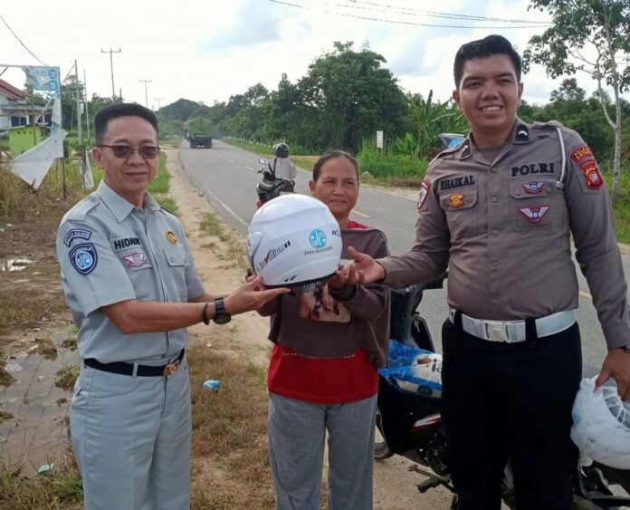 Pembagian Helm Berstandar SNI Kepada Pengguna Jalan Pembagian Helm Berstandar SNI Kepada Pengguna Jalan