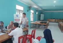 Warga Desa Ruhui Rahayu