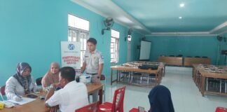 Warga Desa Ruhui Rahayu