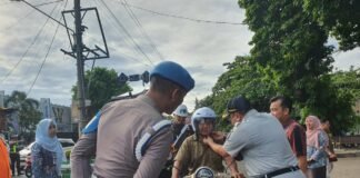 Berlalu Lintas Dengan Membagikan Helm