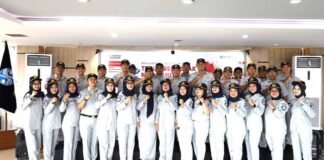 dengan Upacara Khidmat