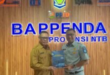 Kunjungan Koordinasi Rutin, Jasa Raharja NTB Serahkan Buku Action Plan SWDKLLJ ke Mitra Bappenda NTB ke Mitra Bappenda NTB