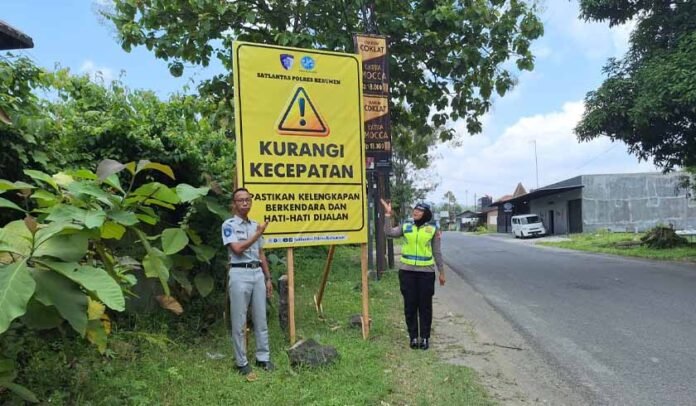 Pasang Papan Imbauan di Titik Rawan Pasang Papan Imbauan di Titik Rawan