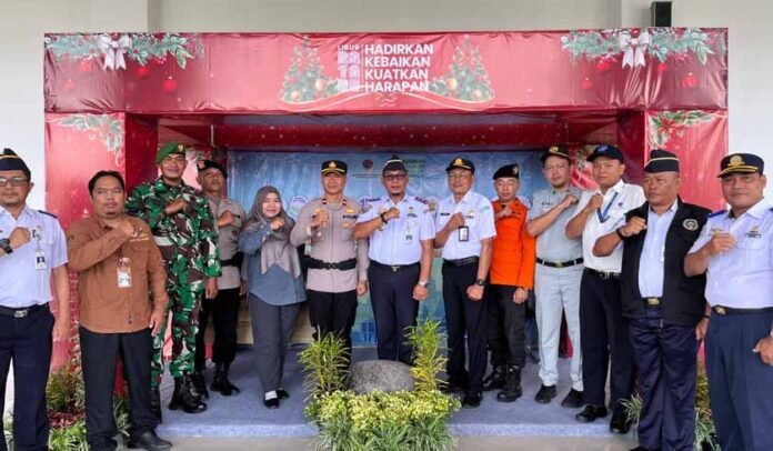 di Bandara Tebelian Kabupaten Sintang