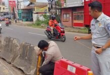 di Pembatas Jalan Kabupaten Tangerang
