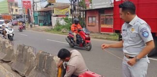 di Pembatas Jalan Kabupaten Tangerang