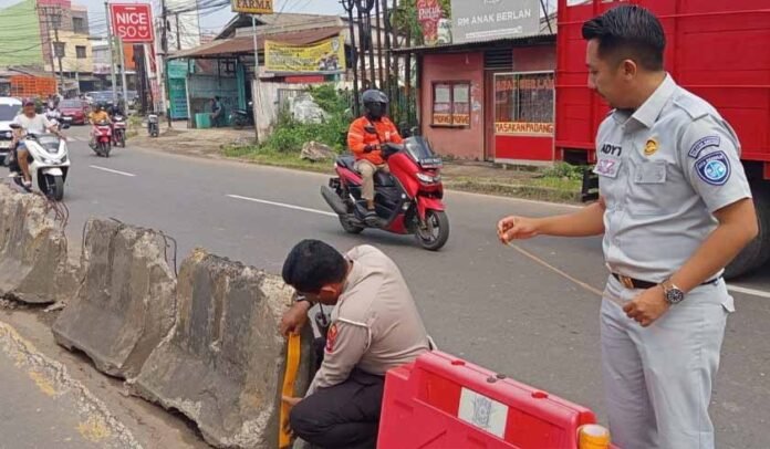 di Pembatas Jalan Kabupaten Tangerang