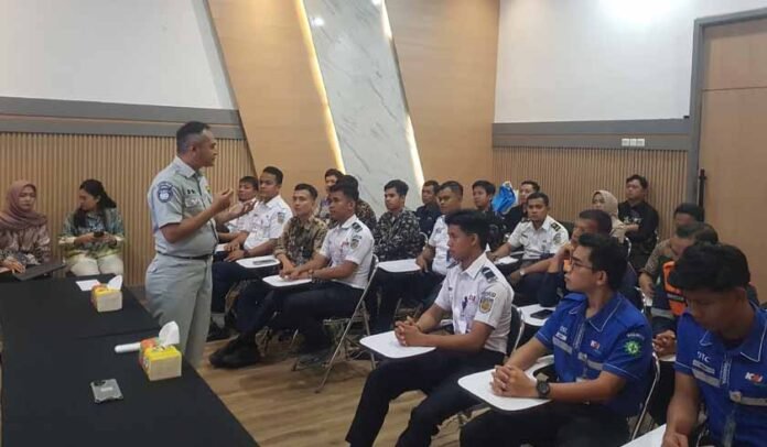 di Stasiun KAI Kota Padang