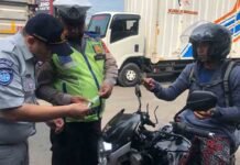 Tim Pembina Samsat Karawang Gelar Operasi Gabungan Penertiban Pajak Kendaraan Di Simpang RMK jasa raharja jabar