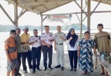 Dukung Transportasi Wisata Tertib, Jasa Raharja Sumbar Serahkan Bantuan Meja dan Kursi di Dermaga Batu Kareta Carocok jasa raharja sumbar